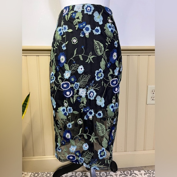 BCBGeneration Pencil Skirt Embroidered Blue Floral Sheer Lined Womens Sz 4 NWT - Picture 2 of 10